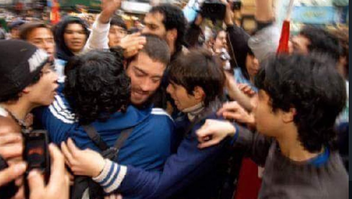 inoxidalepasion's tweet photo. En la gente y su abrazo curaré mi lamento.

Tras la absolución de Callejeros en 2009, el pato salía del tribunal y la gente lo recibía y festejaba así. https://t.co/upbfFirw9w