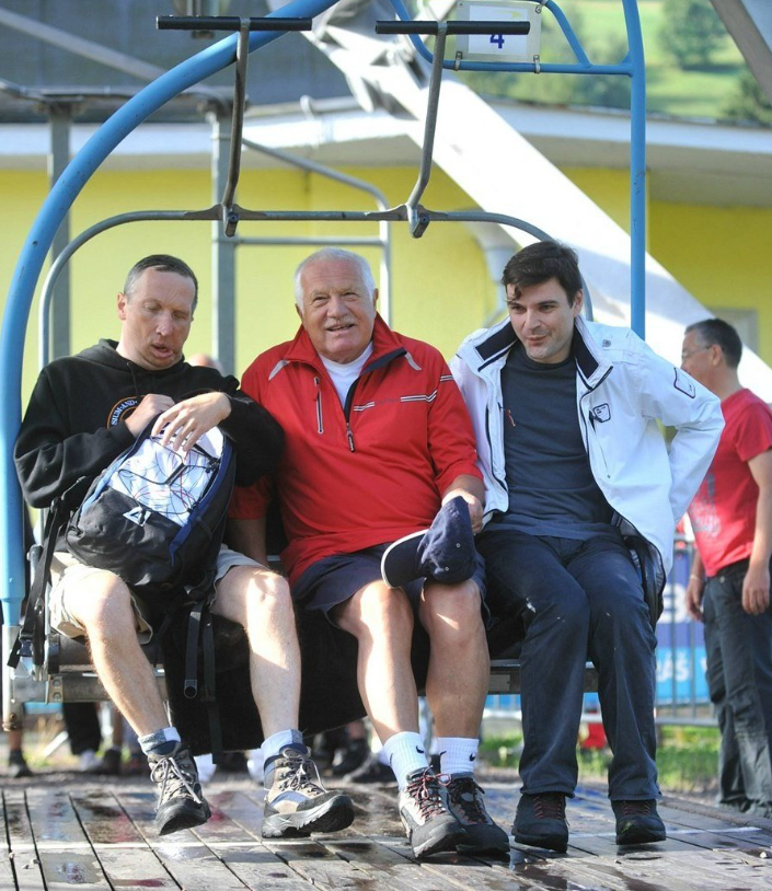 OLOVINA CHCE ABY JI TYKAČ DAL MILIARDU tweet media