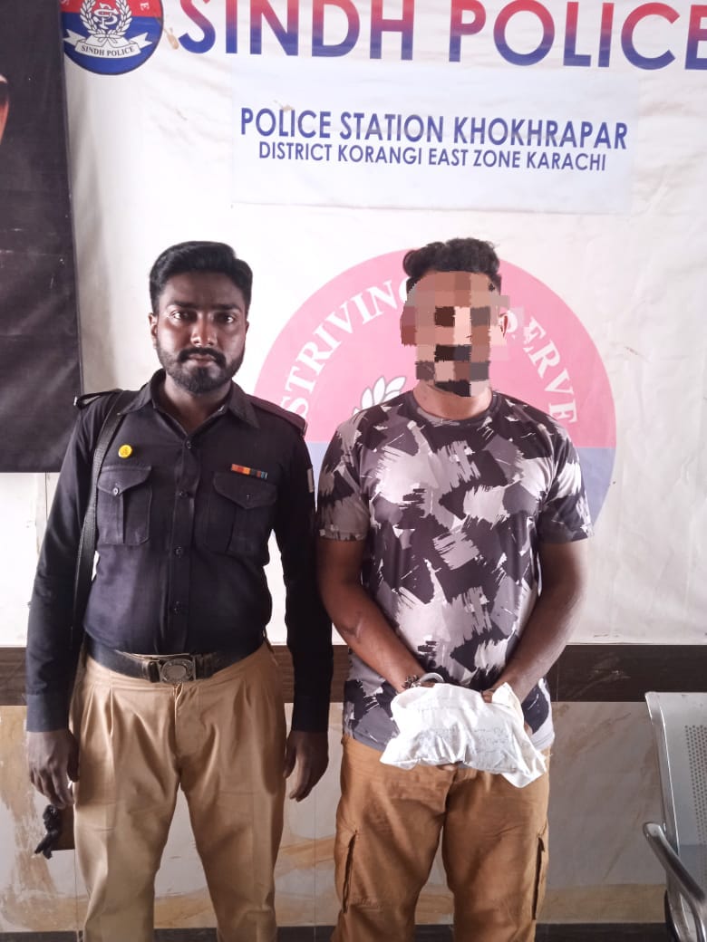 KarachiPolice_'s tweet image. کھوکھراپار پولیس کی کارروائی میں بدنام گٹکا ماوا فروش شمریز علی عرف شمن گرفتار، 24 پڑیاں برآمد، ملزم کے خلاف متعدد مقدمات درج، مزید تفتیش جاری۔
#KarachiPolice #CrimeControl #AntiGutka #LawEnforcement #PublicSafety