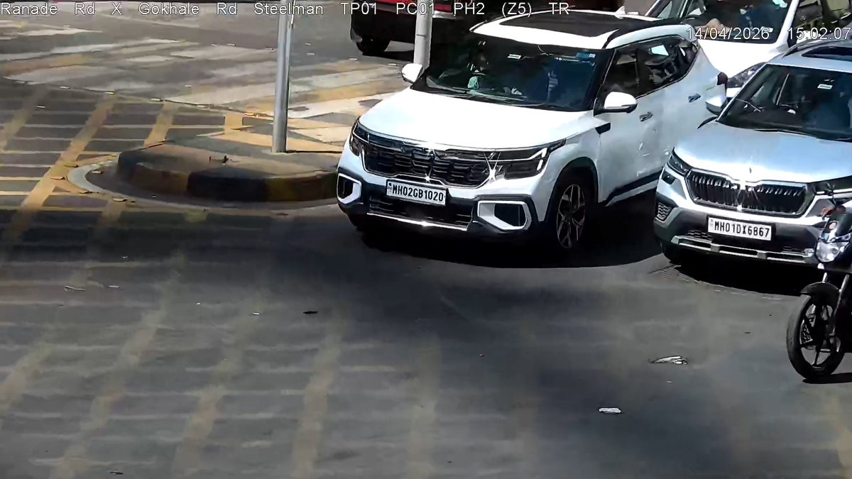 jayantdeshm's tweet photo. @MTPHereToHelp .. I got this challan stating my vehicle not stopped before stop line.

Now pls tell me where is the stop line in this. The lines are all erased.
Also in how many signals you are following this rule in Mumbai. 

@mumbaitak @MumbaiPolice @MahaDGIPR @anjali_damania https://t.co/T56JbTMotM