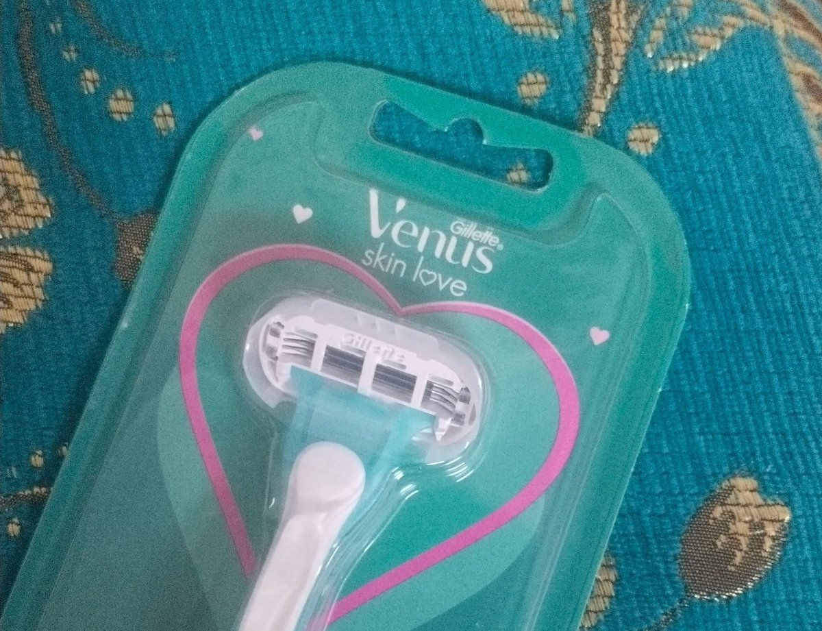 bookhead_1's tweet image. Bought a blue razor to avoid the pink tax☺️ #smart