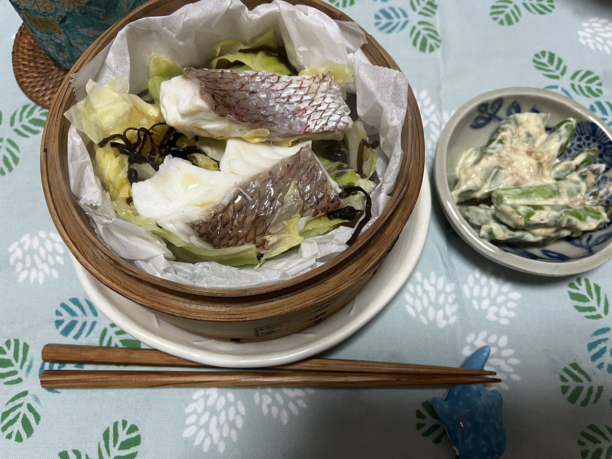 今日はテレワーク残業からの〜またお魚の日。昼休みにスーパー行ったらいい感じの鯛が安かったので春キャベツと塩昆布で #せいろ蒸し 、仕上げに胡麻油ひとたらし。鯛は鰆とまた違うふわふわさ☺️お供は蒸しアスパラ梅わさマヨ和え。はー疲れた。