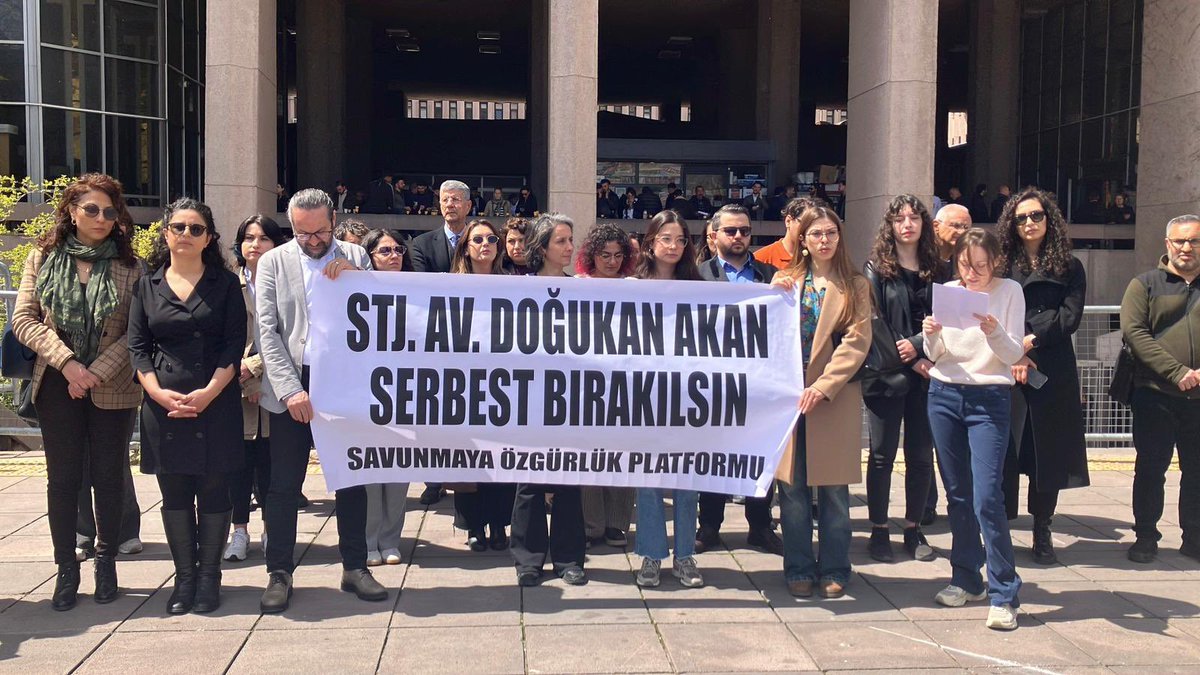 chdank98765's tweet photo. Stj. Av. Doğukan Akan ve Av. Sezin Uçar direnenlerin ve ezilenlerin hak ve özgürlükleri için mücadele ederken tutsak alındı.

Bugüne kadar uğradığımız hiçbir baskı, gözaltı ve tutuklama saldırısı bizleri yıldırmadı. Yine yıldırmayacak! Meslektaşımızlarımızı alacağız, mücadeleye devam edeceğiz!
 
Meslektaşlarımız derhal serbest bırakılsın!

Savunma susmadı, susmayacak!