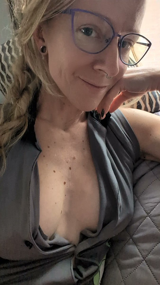 thecarmillavess's tweet image. Have coffee with me this morning?

#coffeetime #goodmorningvibes #selfie #smile #freckles #petite #xs #blonde #bodyhair