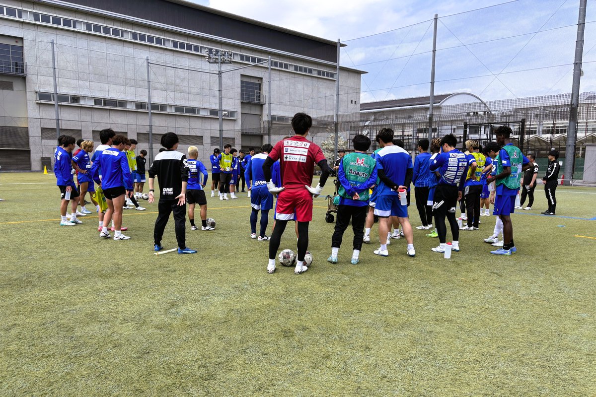 isoda86's tweet photo. オフを1日挟んでトレーニング再開。
「シュートというのは、ボールをゴールに“通す”だけ。例えば、みんなが4対2の練習でパスを通しているのと何も変わらない」
ミーティングで風間監督が話したとおり、グラウンドでは選手たちの“いつ・どこ”を意識した丁寧なシュートがたくさん見られました。
#南葛SC https://t.co/lKgAB2YE7H