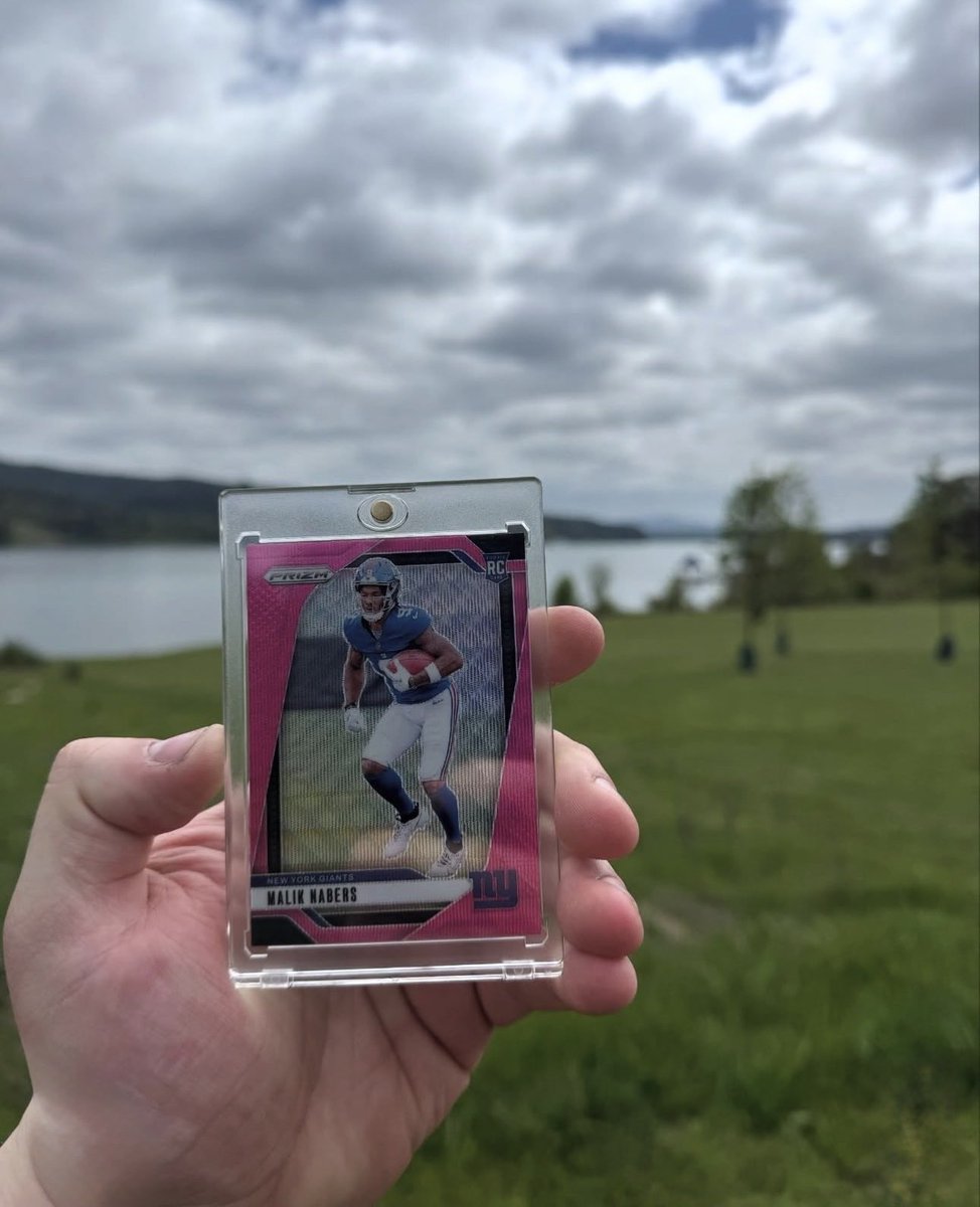 SchaeferCollect's tweet image. Reminiscing about that hike when we brought along one of our favorite hits—2025 Prizm Pink Wave Malik Nabers Rookie! Nothing beat that combo of fresh air and big cards. Moments like that always hit 🔥 #maliknabers #prizm #rookie #hike #tradingcards #schaeferscollectibles