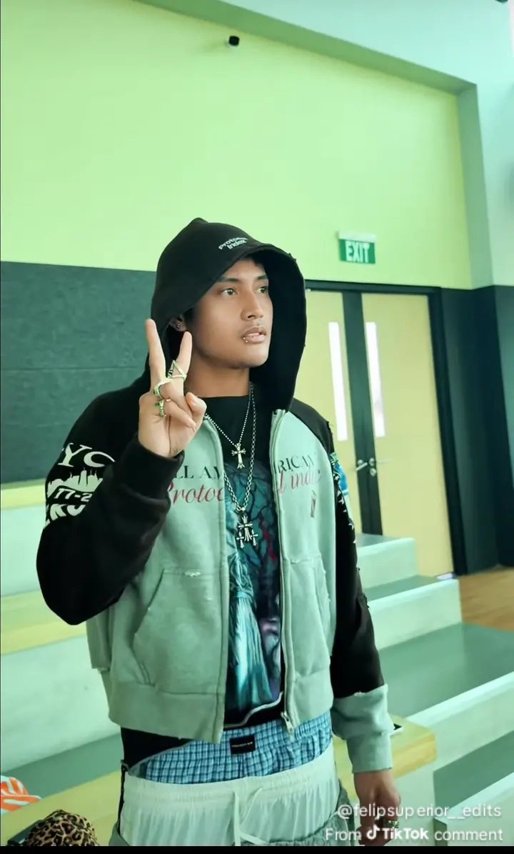 W 🗡️ tweet media