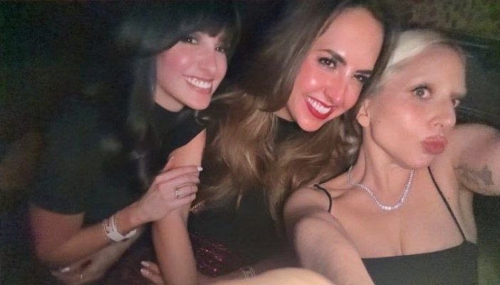 OHHMYGAGAcom's tweet image. #NUEVO | Lady Gaga celebrando con amigas el final de la gira MAYHEM BALL.