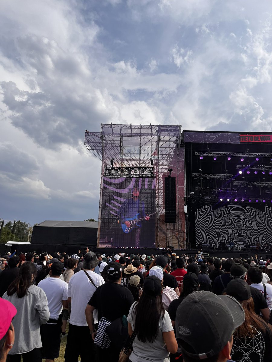 Que hermoso es ir a festivales con amigos, hacer más amigos, ver varias banditas, aguantar calor, lluvia y frío.
Me divertí un chingo y lo disfruté demasiado.