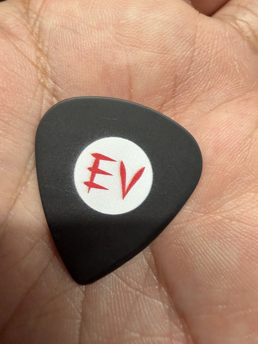 bonefree's tweet photo. エディ・ヴェダーのピックは日本仕様だった。 #pearljam https://t.co/rVpQvAMcKL