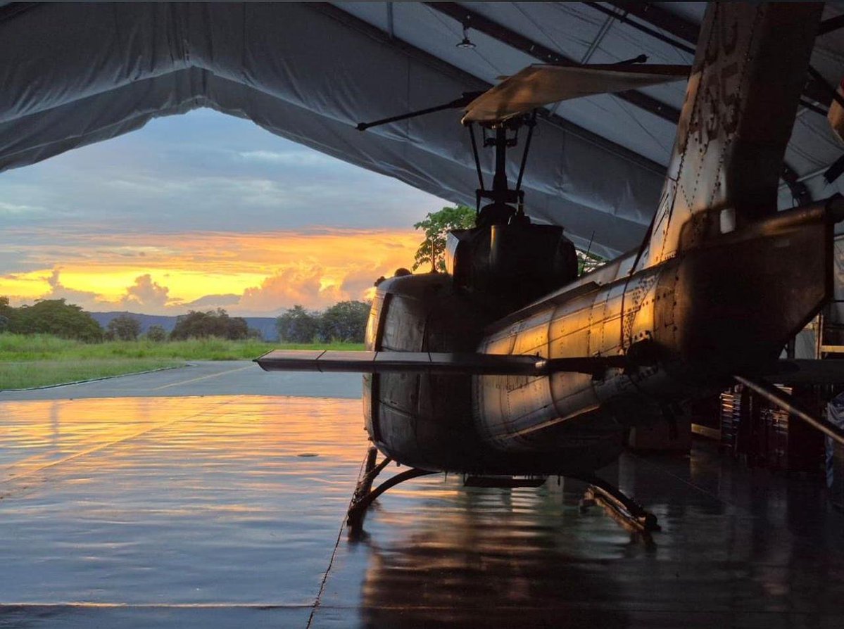 COL_EJERCITO's tweet image. No hay descanso para quienes llevan la misión en el alma. Bajo cada atardecer, se fortalece el compromiso de las tripulaciones de los helicópteros HUEYII de @Ejercito_Davaa, de volar por #Colombia.

#SiempreFirmes 
#NuestroCompromisoEs🗳️