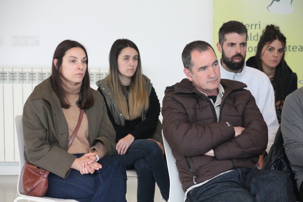 UEMAk abiarazi duen ESNATU dinamikarekin bat egin dute Euskal Herri osoko 18 eragilek, eta arnasguneetan eta udalerri euskaldunetan euskarak atzera egin ez dezan konpromiso zehatzak hartu dituzte labur.eus/esnatu-aurkezp… #Esnatu