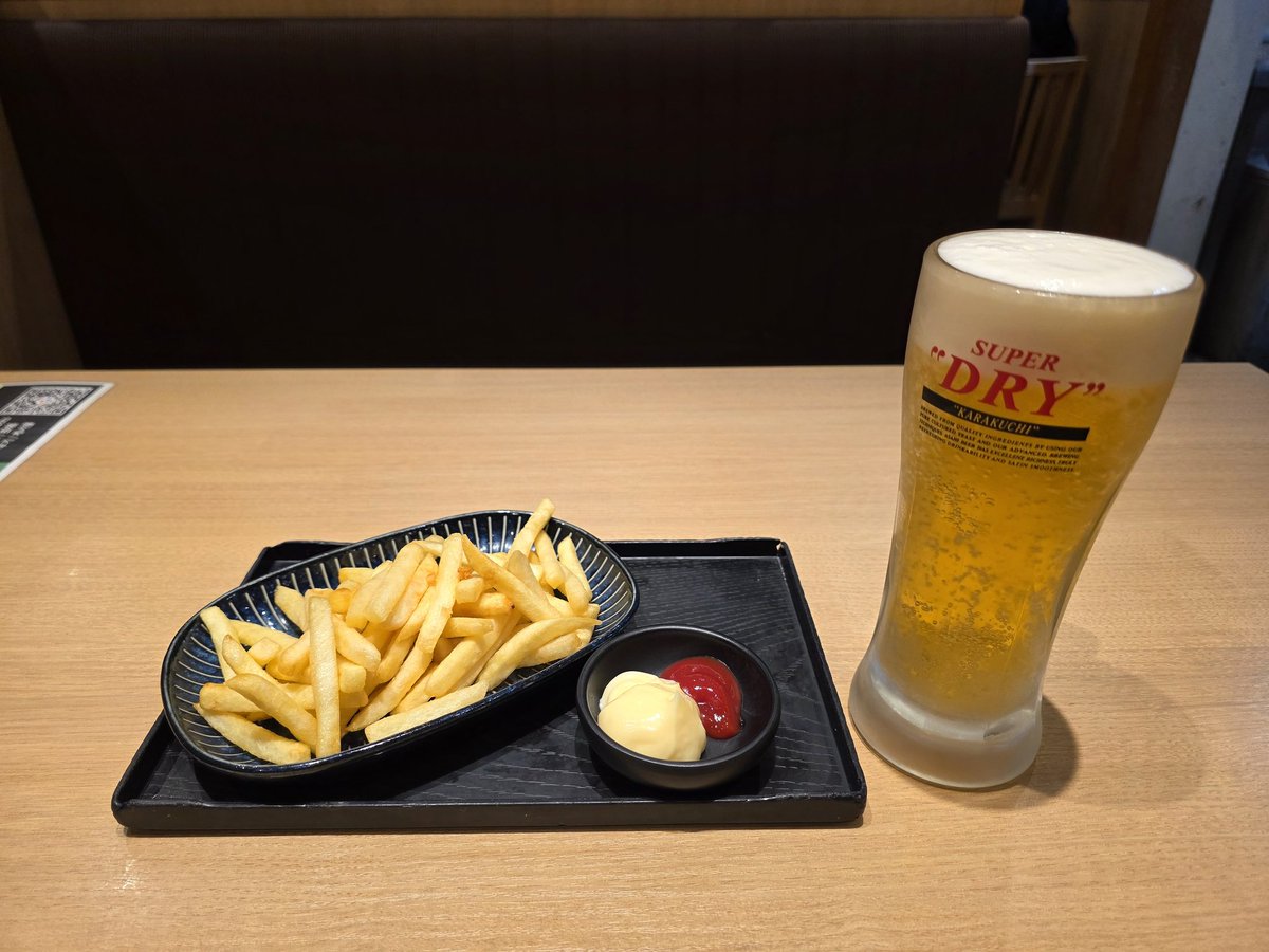 Taro_XSR700's tweet image. お疲れ様です🎵
今回の出張はしごも無事に終了して、飲みに行きたいとこですが、コンビニで🍺買っちゃったんで駅前の定食屋さんで少しだけ😁
ご飯を食べて部屋に戻ってNETFLIX観ながらのんびり過ごします✨
それでは皆様良い夜を～(●´ω｀●)
#社畜
#出張
#宮本むなし
#アサヒゴールド