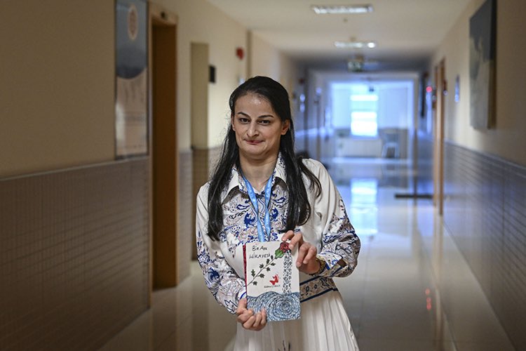 İstanbul'da yaşayan doğuştan serebral palsi (beyin felci) hastası 33 yaşındaki Kübra Çoban, engeline rağmen azmiyle adliyede memur oldu, boş zamanlarında yazdığı şiirlerle de dördüncü kitabını çıkarmaya hazırlanıyor.

Son yazdığı kitabından elde ettiği bütün geliri de