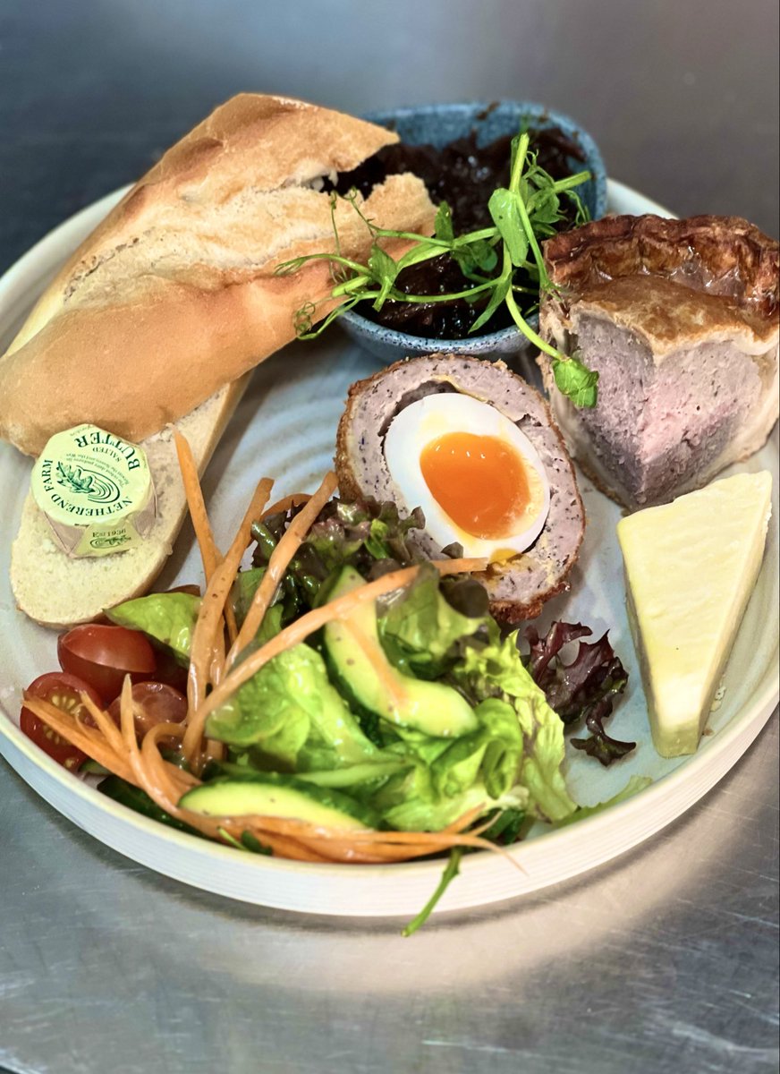 ch3fb4zza's tweet photo. Oh boy…. A proper pork pie 🥧 #homemade 
Lincolnshire sausage meat with a hot pork fat pastry!!
Yeah baby 👨‍🍳
Perfect with my ploughman’s  
#pie #lincsconnect #chef @PubandBarMag @gbf_mag #perfect https://t.co/qfnL0Pi4np