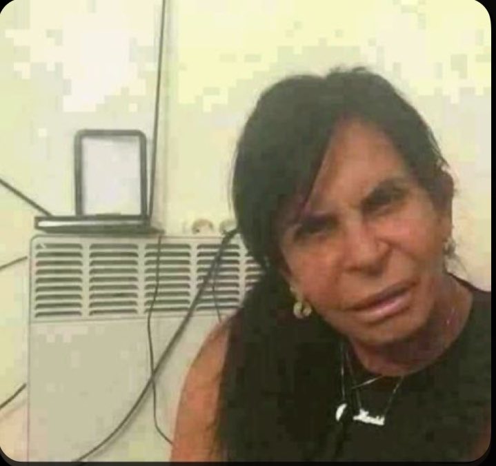 gmmioto's tweet photo. elas se olhando assim confusa tentando entender pra quem ele tá cantando brechó https://t.co/34lfUp1ZLF