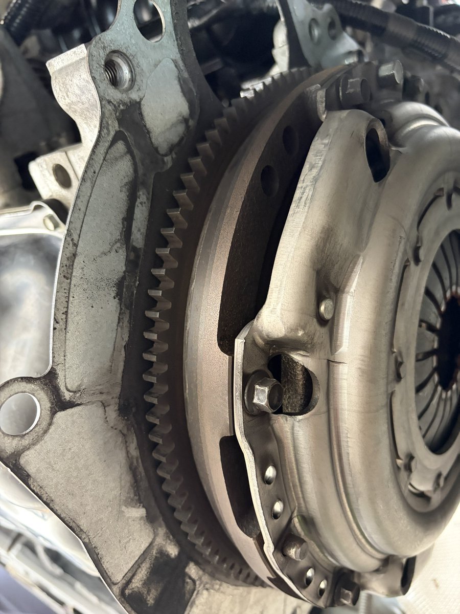 KudzillaEngine's tweet photo. セルモーター空回りしてエンジン始動しない症状のND ロードスター
セルモーター交換ならチョロいと余裕こいてたらこれ。 https://t.co/phx3vwK8tt