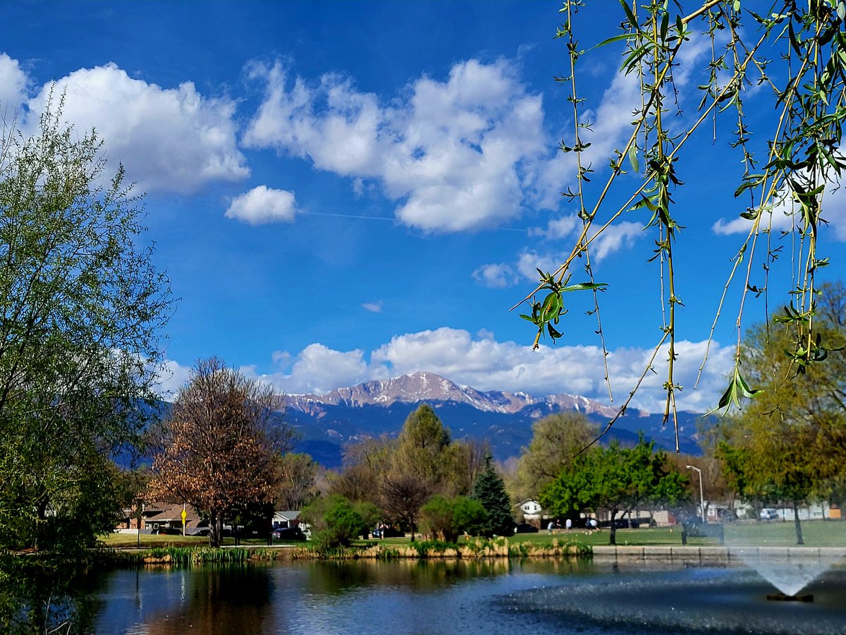 TamiK_Colorado's tweet image. Beautiful day to you all from Colorful Colorado with love ❤️ 
#beautiful #sky over #PikesPeak #Colorado 🇺🇲💙🌞