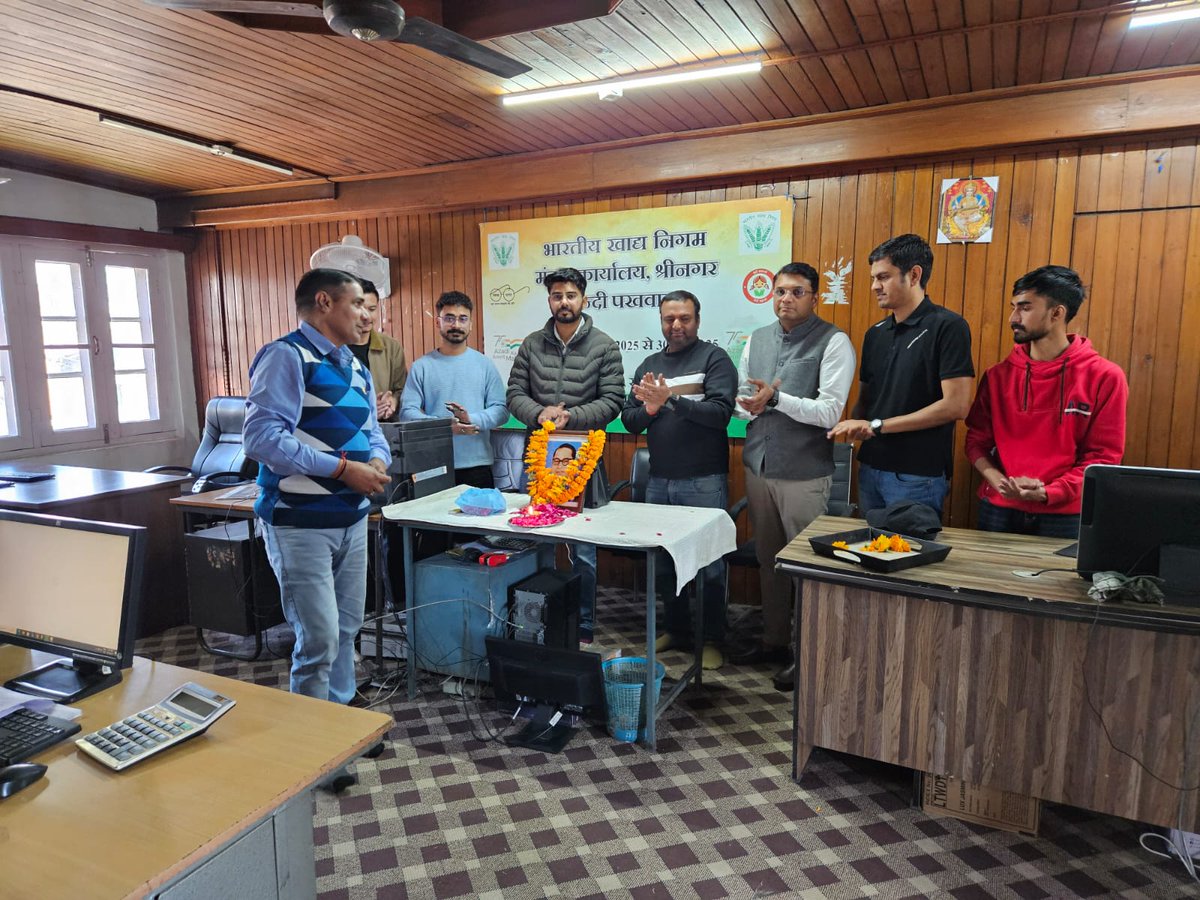 भारतीय खाद्य निगम मंडल कार्यालय श्रीनगर में आज 14 अप्रैल 2026 को  संविधान निर्माता डॉ. भीमराव अंबेडकर जी की 135वीं जयंती को मंडल प्रबंधक जी की उपस्थिति में उन्हें पुष्प अर्पित कर एवं उनके प्रयासों एवं उनके योगदान को याद कर के मनाया गया।
@gm