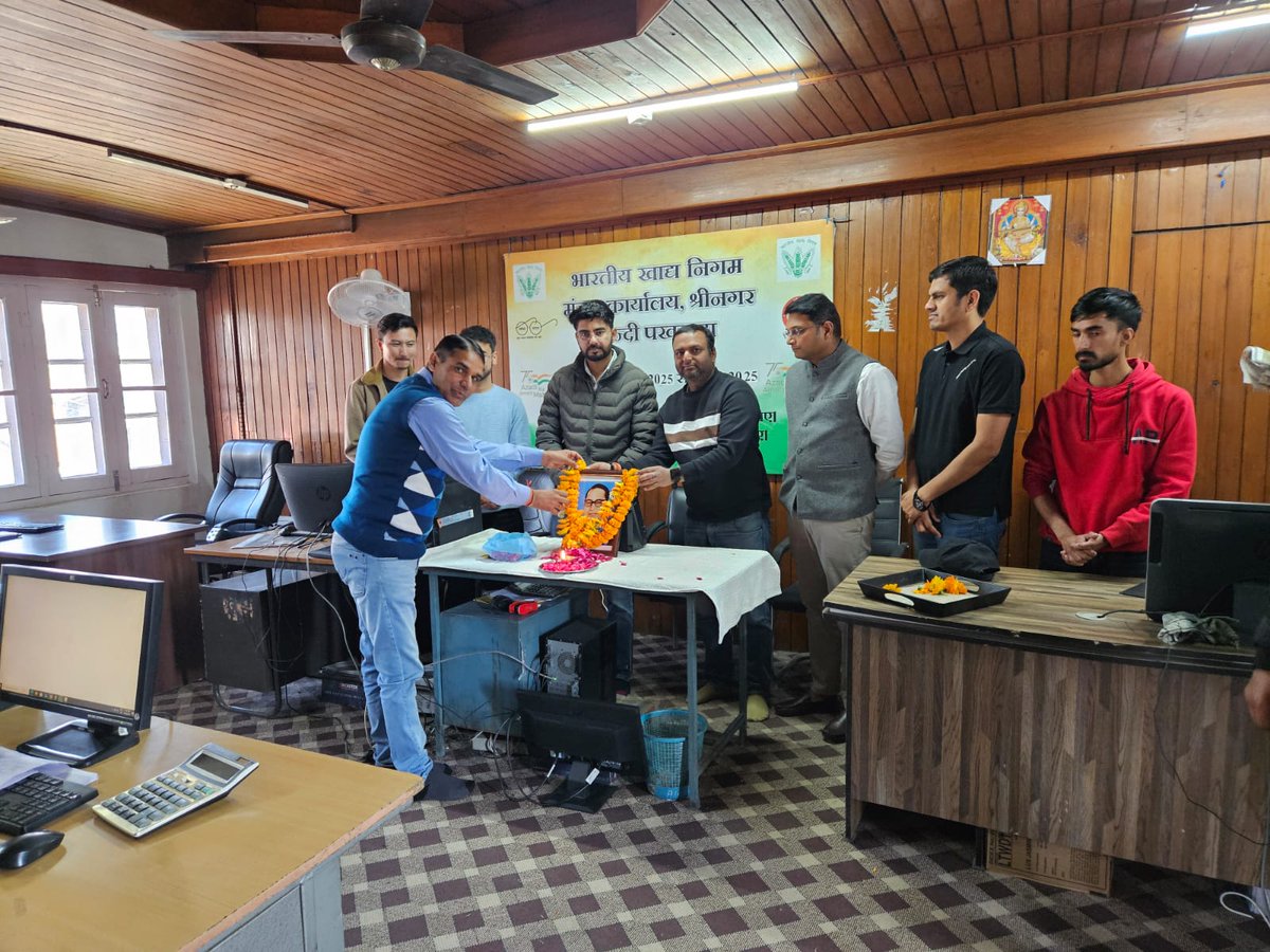 FCI_DO_Srinagar's tweet photo. भारतीय खाद्य निगम मंडल कार्यालय श्रीनगर में आज 14 अप्रैल 2026 को  संविधान निर्माता डॉ. भीमराव अंबेडकर जी की 135वीं जयंती को मंडल प्रबंधक जी की उपस्थिति में उन्हें पुष्प अर्पित कर एवं उनके प्रयासों एवं उनके योगदान को याद कर के मनाया गया।
@gm https://t.co/Ao14V8OHIb