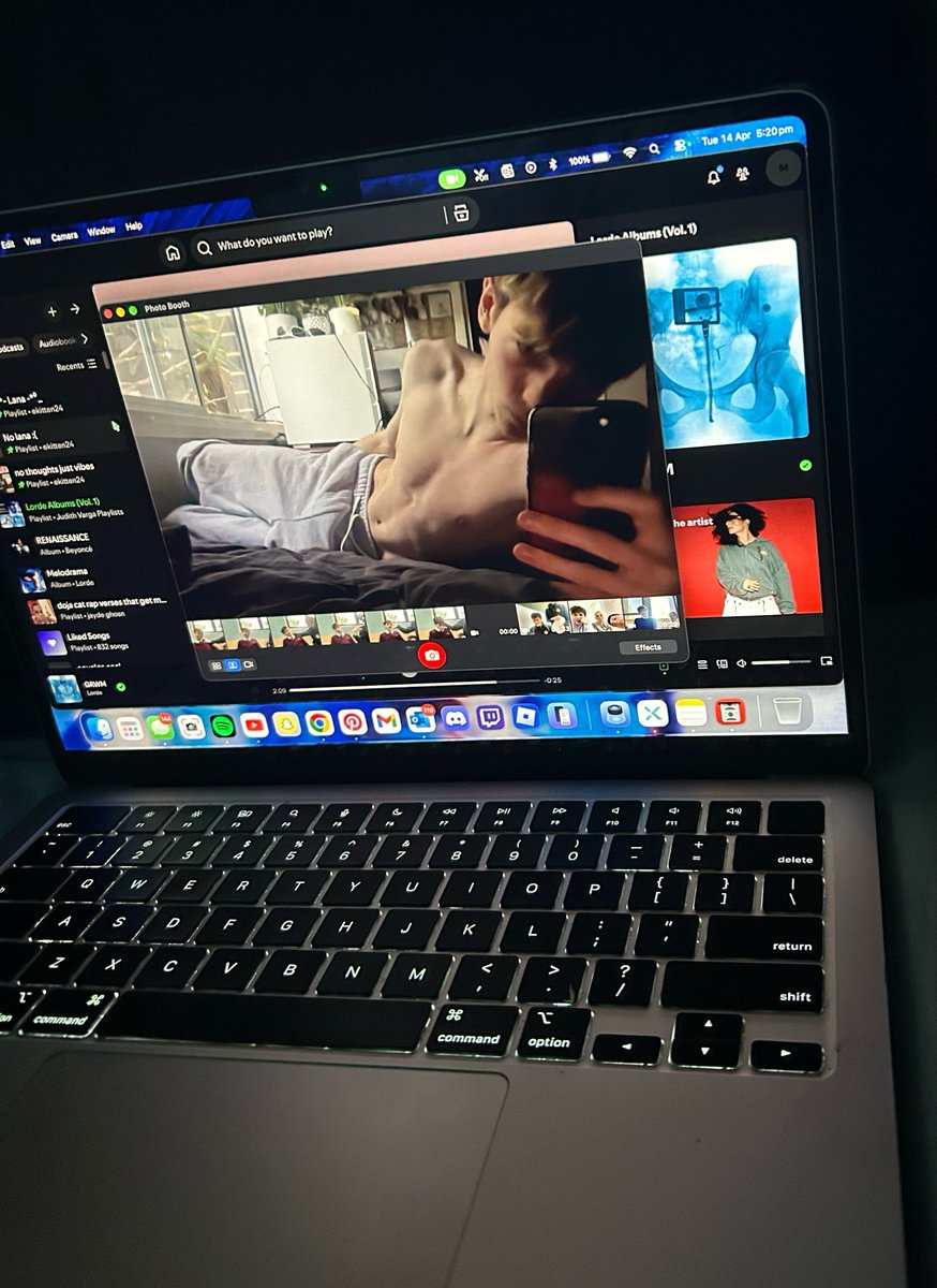 D1Twinkk's tweet photo. Like and rt if u want a lil bro laying on ur bed like this 🤤 https://t.co/koNYbw5HNT