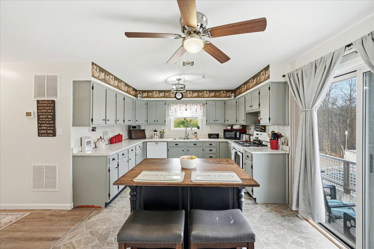listingsnova's tweet image. Price reduced on this stunning home at 1901 S Timber Ridge Rd, Cross Junction, VA! 🏡 

Enjoy a private pool, spacious living, and plenty of storage space. 

Call 571-462-2445 to schedule a tour today!

#CrossJunctionLiving #VARealEstate #PrivatePool