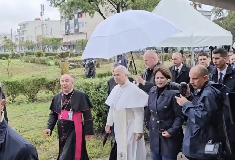 OualidMedaouar's tweet photo. Le pape Léon s’est rendu au lieu de naissance de saint Augustin, évêque d’Annaba🇩🇿 qui l’a inspiré à devenir prêtre.

Il a mis en lumière son lien personnel avec un moine qui fut le premier à proposer des critères pour évaluer si les guerres peuvent être considérées comme justes. https://t.co/aoh70N37yA