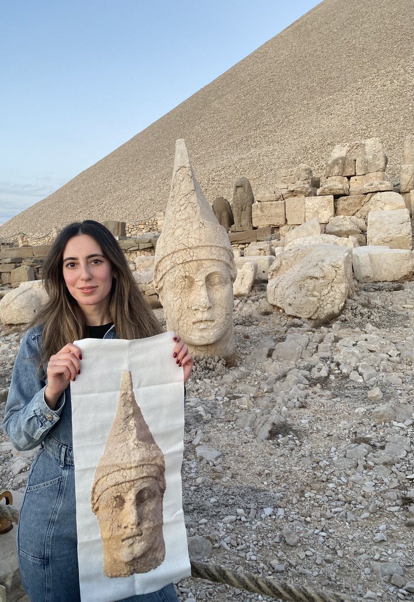 didemgenc_'s tweet photo. Türkiye’nin en büyüleyici miraslarından biri olan Nemrut Dağı zirvesindeki I. Antiochos heykelini kanaviçe ile yorumladım.⛰️ https://t.co/LUfr75YZGR