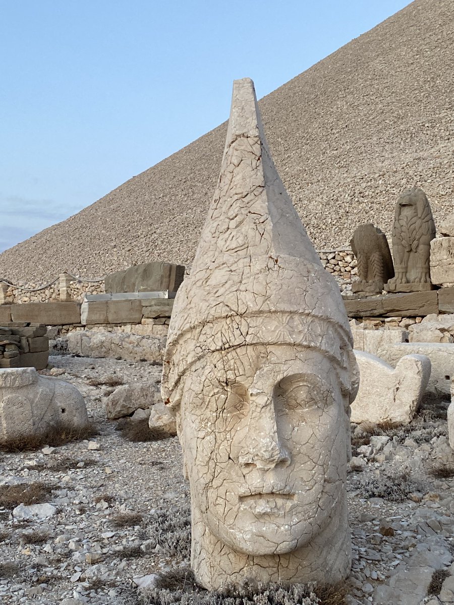 didemgenc_'s tweet photo. Türkiye’nin en büyüleyici miraslarından biri olan Nemrut Dağı zirvesindeki I. Antiochos heykelini kanaviçe ile yorumladım.⛰️ https://t.co/LUfr75YZGR