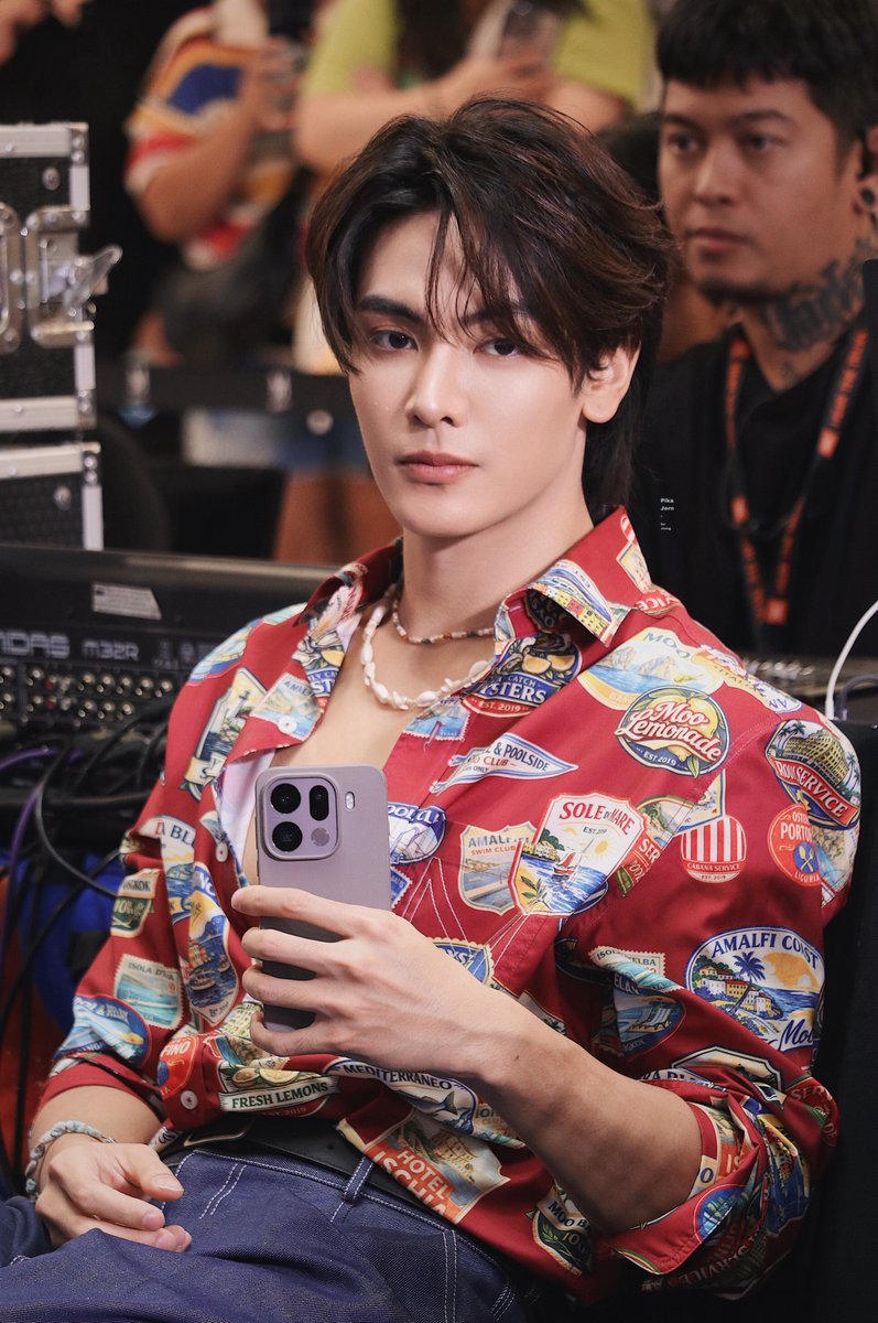 PikaJerN's tweet photo. หล่อ!!! 

JOONG DUNK AT SONGKRAN THE MALL BANGKAE​

#TheMallSongkranxJoongDunk
#จุงอาเชน #JoongArchen @ChenRcj https://t.co/2mngYzbNRd
