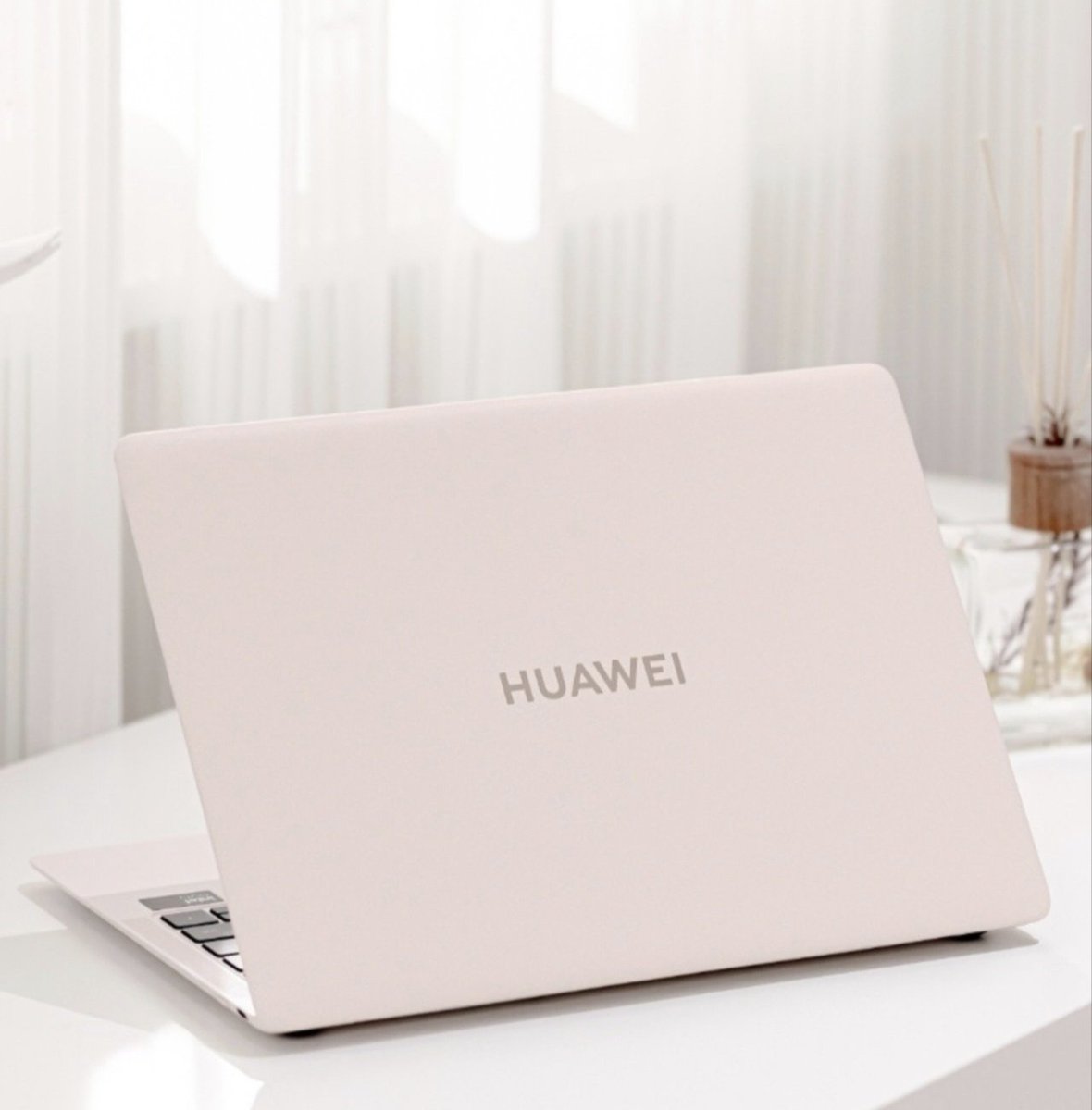 myplace_myworld's tweet image. Besides being green,  X90 is a HiMatebook 14, M-Pencil 3, WiFi 7..😬 .