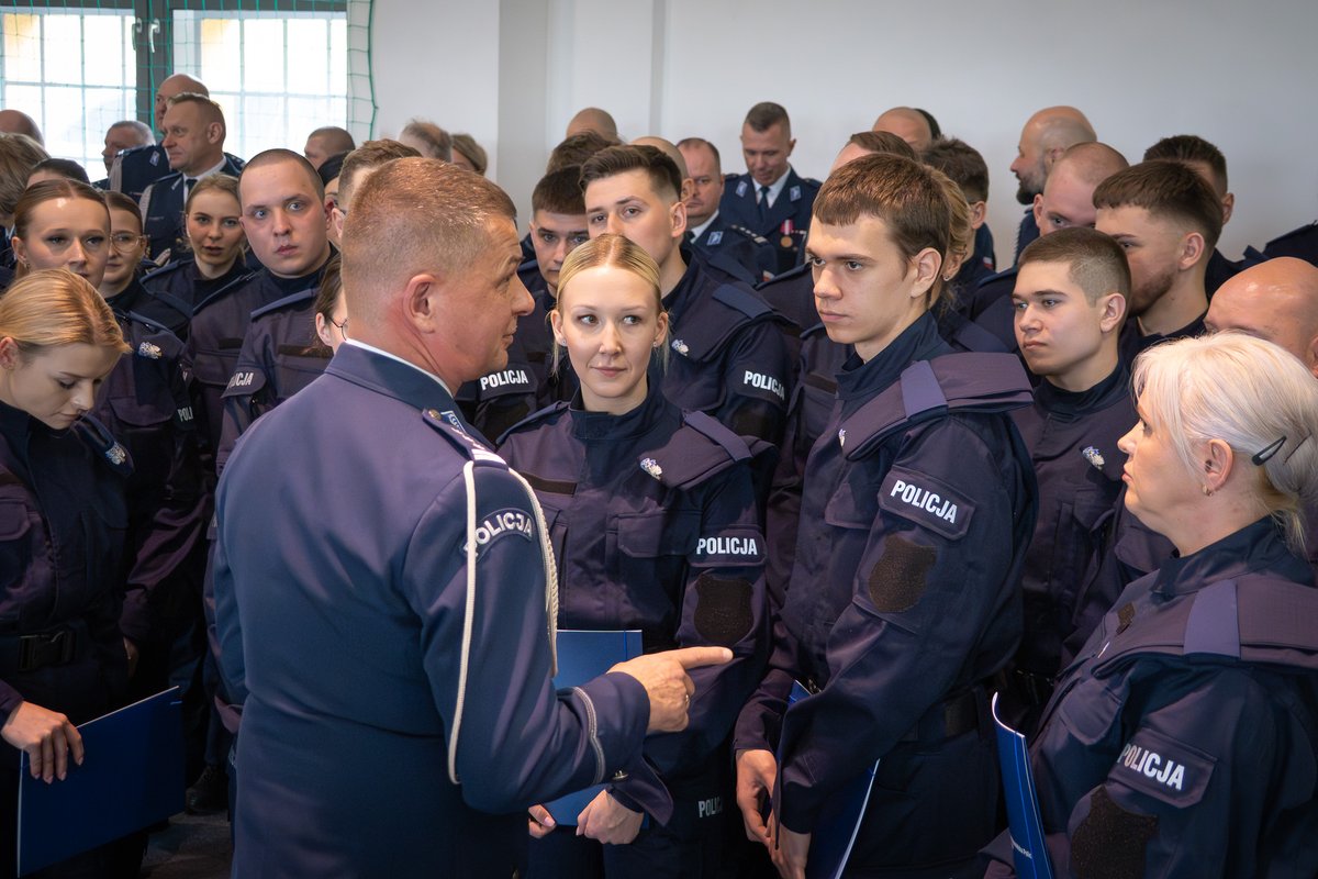 W sali Oddziału Prewencji Policji w Olsztynie po  raz trzeci w tym roku w uroczystej atmosferze spotkali się ci, którzy  zaledwie kilka dni wcześniej po raz pierwszy założyli na siebie  policyjne mundury, ich bliscy, ich nowi przełożeni oraz zaproszeni  goście, by wspólnie