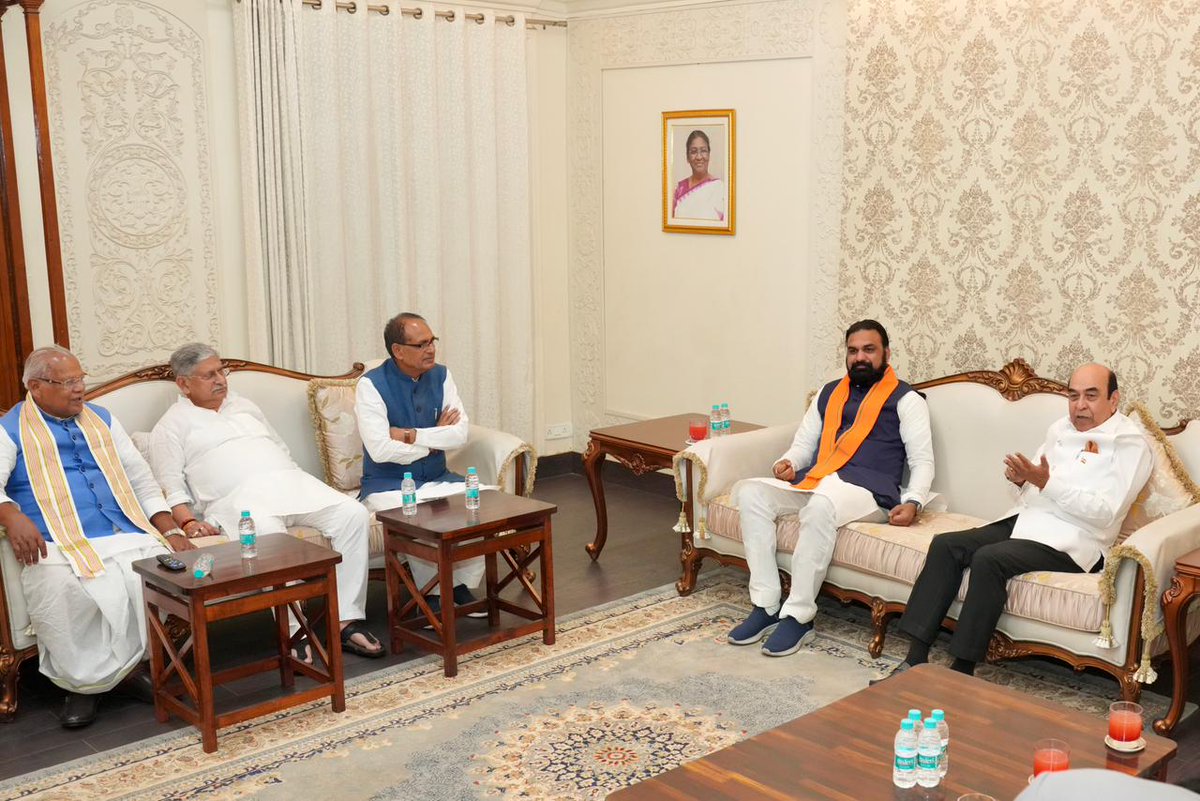 samrat4bjp's tweet image. लोकभवन में माननीय राज्यपाल श्री सैय्यद अता हसनैन जी से समस्त एनडीए नेतृत्व के साथ भेंटकर सरकार गठन का दावा प्रस्तुत किया।

जनता के विश्वास और सहयोग के साथ विकास, सुशासन और समृद्धि के नए अध्याय की ओर बिहार अग्रसर होगा।

#NDA4Bihar