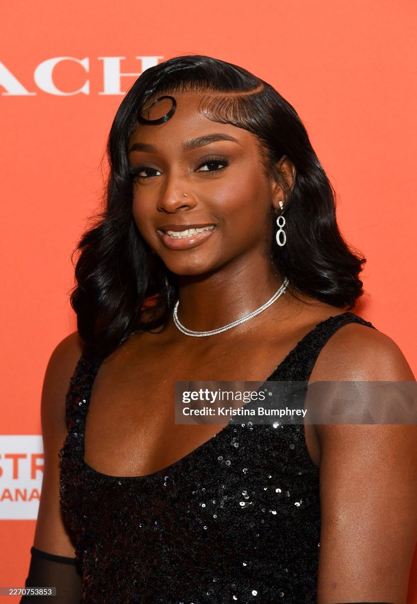 lifewithkeerose's tweet photo. I cannot get over this glam. Complete 10’s across the board 😩 https://t.co/qEOzj7lg2G
