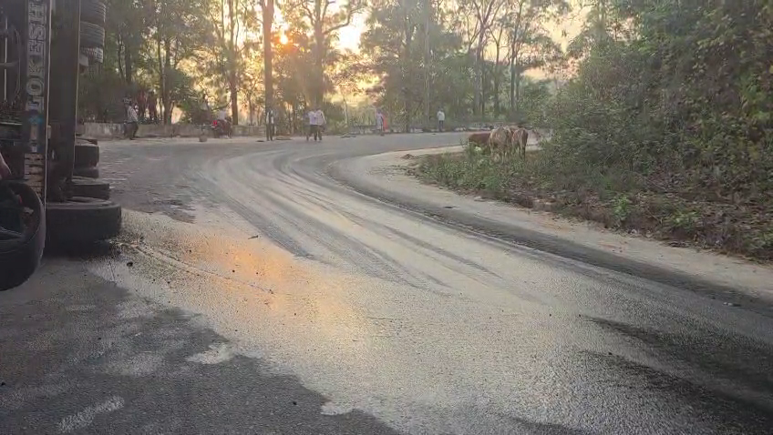 otvkhabar's tweet image. #ଘାଟିରେ_ଦୁର୍ଘଟଣା; #ଭାସିଲା_ଇଞ୍ଜିନ୍‌_ଅଏଲ୍‌
-ମାଲକାନଗିରି: ଘାଟିରେ ଓଲଟିଥିବା ଟ୍ରକ୍‌କୁ ପିଟିଲା ଆଉ ଏକ ଟ୍ରକ୍‌
-ଗୋବିନ୍ଦପାଲ୍ଲୀ ଘାଟିରେ ଦୁର୍ଘଟଣା, ଇଞ୍ଜିନ ଅଏଲ୍ ଲିକ୍ ହୋଇ ଭାସିଲା
-ବାଇକ୍‌ଗୁଡ଼ିକ ଘାଟିରେ ଯାଉଥିବା ସମୟରେ ଚକା ଖସିବାରୁ ସମସ୍ୟା
 #Malkangiri #TruckAccident #OilLeakTruckAccident
#OTV