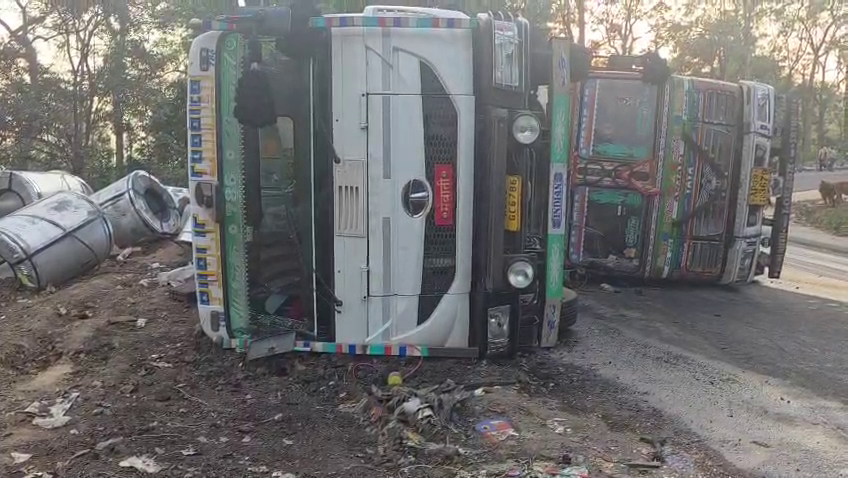 otvkhabar's tweet image. #ଘାଟିରେ_ଦୁର୍ଘଟଣା; #ଭାସିଲା_ଇଞ୍ଜିନ୍‌_ଅଏଲ୍‌
-ମାଲକାନଗିରି: ଘାଟିରେ ଓଲଟିଥିବା ଟ୍ରକ୍‌କୁ ପିଟିଲା ଆଉ ଏକ ଟ୍ରକ୍‌
-ଗୋବିନ୍ଦପାଲ୍ଲୀ ଘାଟିରେ ଦୁର୍ଘଟଣା, ଇଞ୍ଜିନ ଅଏଲ୍ ଲିକ୍ ହୋଇ ଭାସିଲା
-ବାଇକ୍‌ଗୁଡ଼ିକ ଘାଟିରେ ଯାଉଥିବା ସମୟରେ ଚକା ଖସିବାରୁ ସମସ୍ୟା
 #Malkangiri #TruckAccident #OilLeakTruckAccident
#OTV