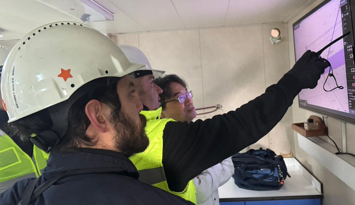 Kandilli_info's tweet photo. Marmara Denizi tabanına Haziran 2025'te yerleştirmiş olduğumuz sismometreleri (OBS); TÜBİTAK Marmara gemisiyle, Japonya'dan JAMSTEC ve NIED ekipleriyle birlikte toplamaya başladık. OBS'lerin kaydettiği verilerden, özellikle 23 Nisan 2025 Marmara depremi aktivitesine dair önemli bulgular elde etmeyi hedeflemekteyiz.