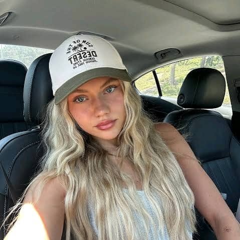 Elle Brooke tweet media