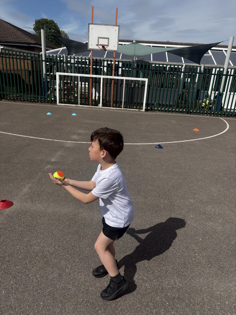 ManorParkSchSM1's tweet photo. Batβs the way to do it! πβοΈ
Year 2 knocked it out of the park during their first cricket session this afternoon! The children showed great focus while practicing their underarm and over arm throws, working hard on their aim and coordination. #mppape #WeAreLeo https://t.co/FLYecjntH2