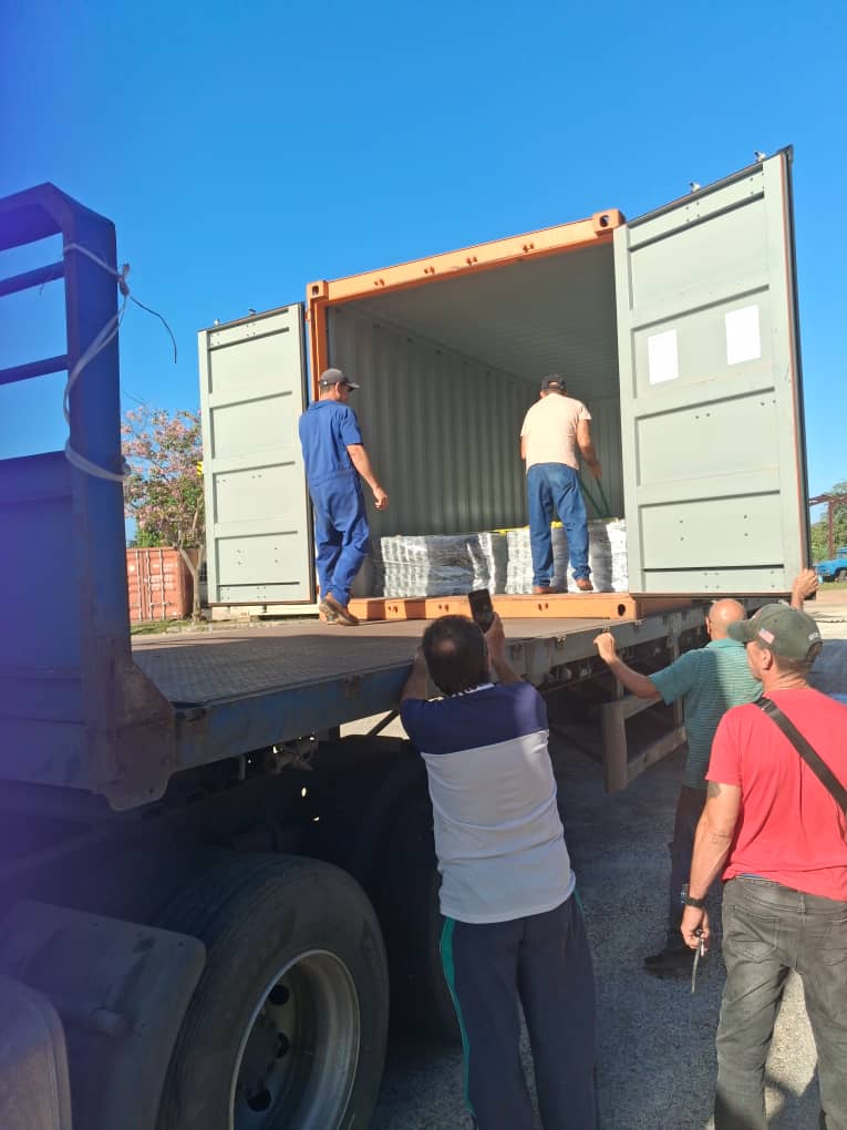 ProvedH's tweet photo. 🔵🔴| Se recepcionan en #Proved tejas de zinc galvanizadas para la reparación de escuelas afectadas por el huracán Melissa.
Trabajamos con dedicación por la educación en #Holguín.
Siempre 💙♥️ https://t.co/MM2edy6in4