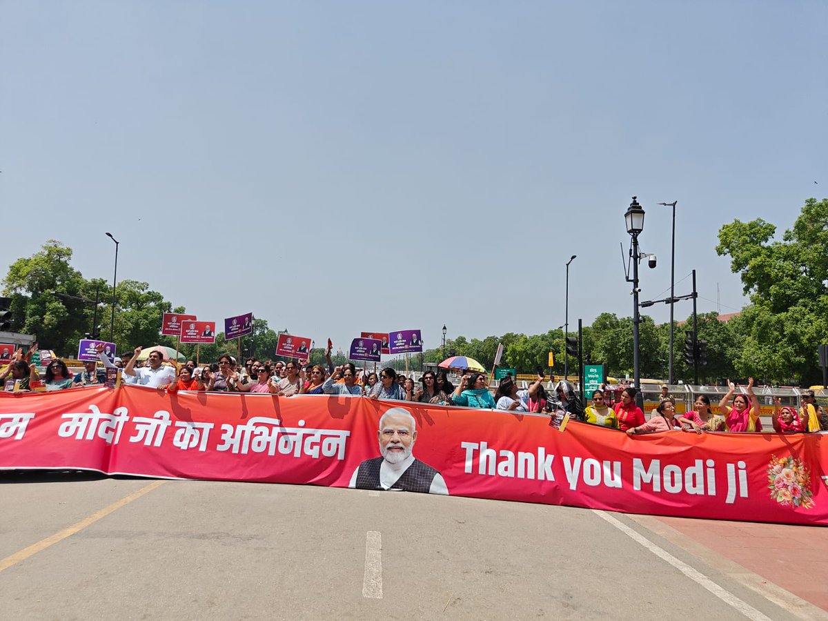 नारी शक्ति को समर्पित एक ऐतिहासिक कदम! 
आज <a href="/ngo_sampurna/">SAMPURNA</a> के नेतृत्व में इंडिया गेट पर “नारी शक्ति वंदन अधिनियम” के समर्थन में मानव श्रृंखला बनाकर माननीय प्रधानमंत्री श्री <a href="/narendramodi/">Narendra Modi</a> जी का आभार व्यक्त किया .
#NariShakti