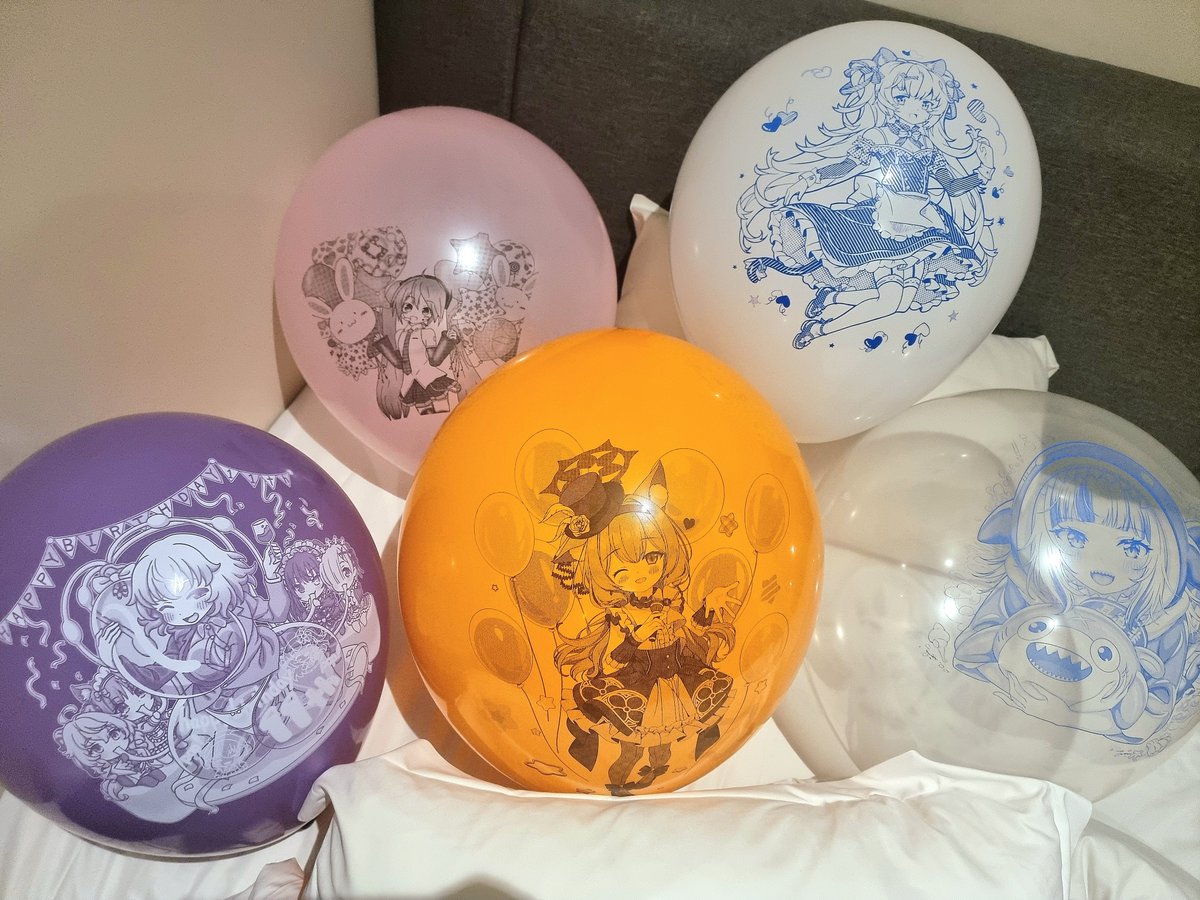 Clear_Haneul's tweet photo. spending just one night in a hotel, still enough to get more balloons to sleep with~ 🥰 which one should I hug to sleep tonight? 😘 https://t.co/BKrTxtBDmm