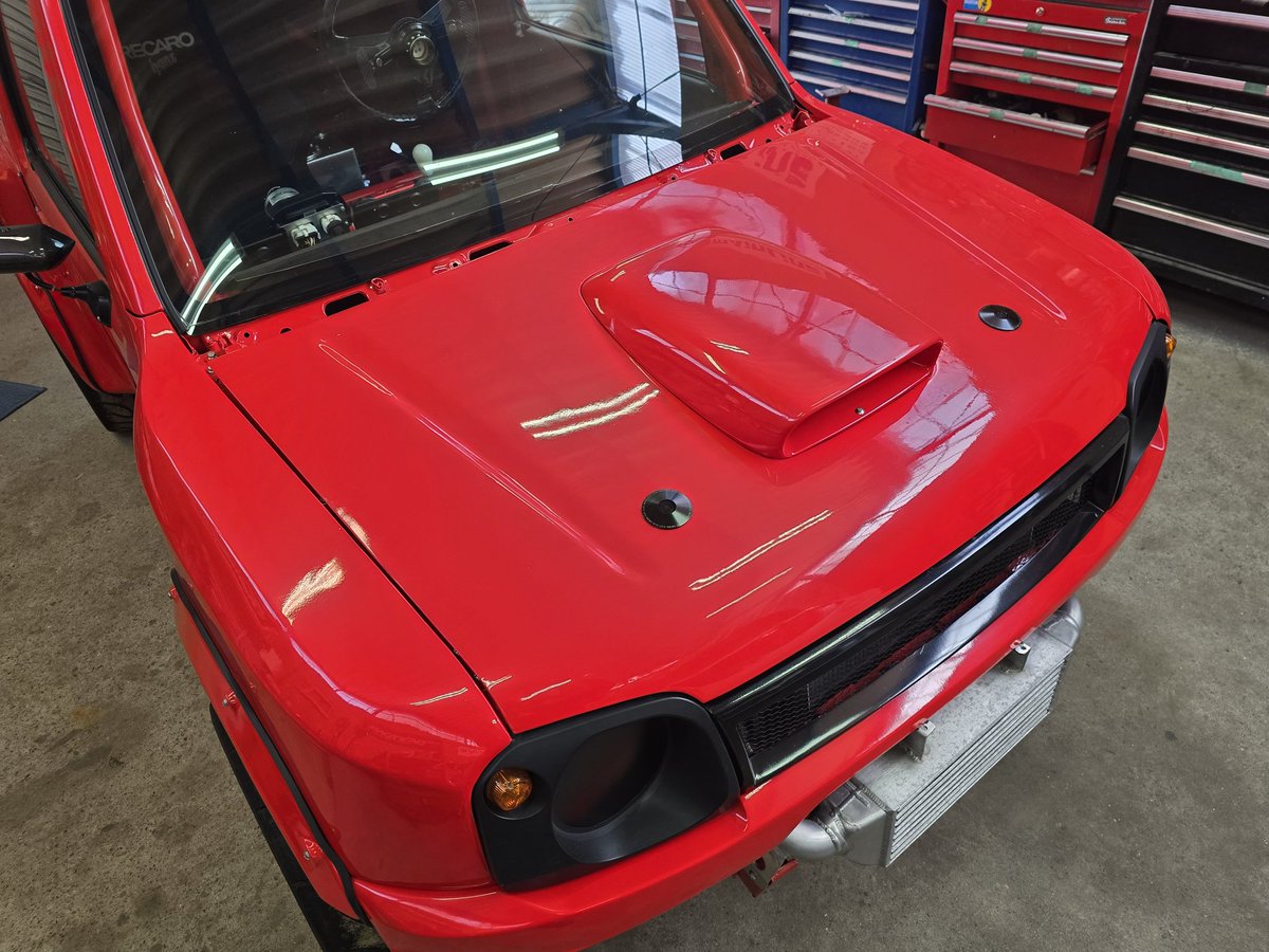 rainbow_auto's tweet image. N2のボンネットをFRPからカーボンに変更👀

視界遮るボンネットダクトが無くなり視界が良好になり軽量になった🤚
案外ボンネットダクトって重いから無い方がN2号的には良かったりする。
熱問題も無い仕様だから排熱用ダクトもとりあえず不要だしね🤚
高速度でもダクト無い方がバタバタしないだろうし🤔