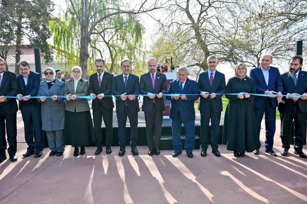 mo18Gamal's tweet photo. 📍Yalova 

İbn Haldun Üniversitesi bünyesinde hayata geçirilen Yalova Dil Köyü açılış programına katılım sağladık.
Çok dilli eğitim vizyonuyla geliştirilen bu projenin, küresel ölçekte önemli bir dil merkezi olma potansiyeli taşıdığına inanıyoruz. 

Başta Mütevelli Heyeti Sn. Prof. Dr
İrfan Gündüz,Mütevelli Heyeti başkan vekili Sn.Bilal ERDOĞAN üniversite yönetimi olmak üzere rektörümüz sn.@AtillaArkan emeği geçen herkese teşekkür ederiz,Allah utandırmasın.