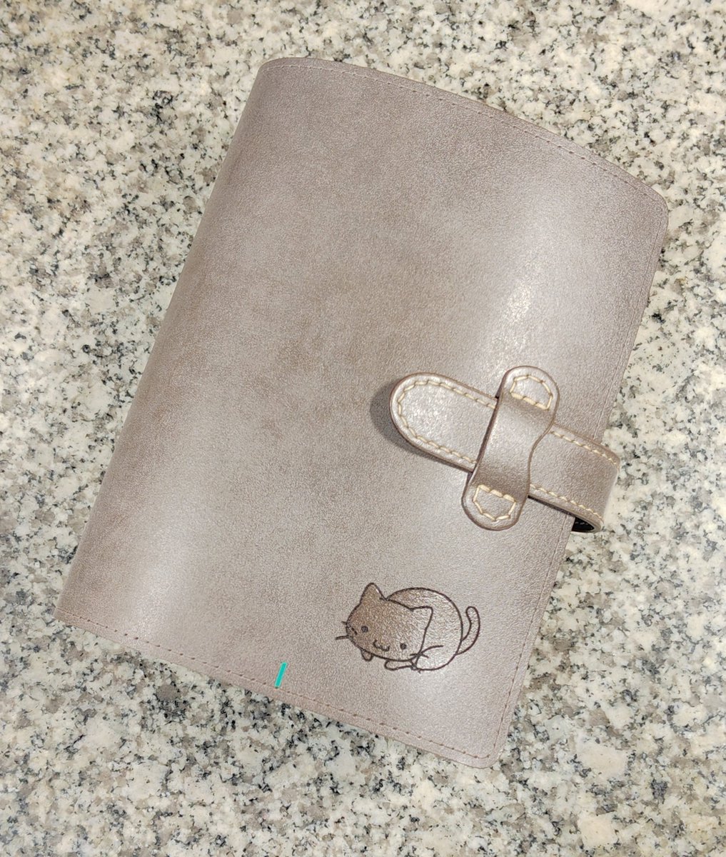 A_Sakurafuto's tweet image. 製作中

ノートカバー
ベルト留め

ロロマ　サーペンタイン
ビニモMBT　ベージュ

ベルト、ループがつきました。
差し込みポケットを接着して、
縫っていきます。

#製作中 #レザークラフト #ハンドメイド #ノートカバー #ベルト留め #ロロマ #ねこ柄 #焼印 #ビニモMBT  #差し込みポケット #ベルト