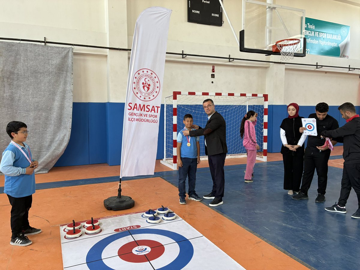 samsatgsim's tweet photo. SAMSAT’TA 23 NİSAN COŞKUSU PİSTTEN TAŞTI! 🥌🇹🇷

23 Nisan Ulusal Egemenlik ve Çocuk Bayramı’nı, Samsat’ta heyecan dolu bir Floor Curling Etkinliği ile geride bıraktık! https://t.co/XhH2IOyz05