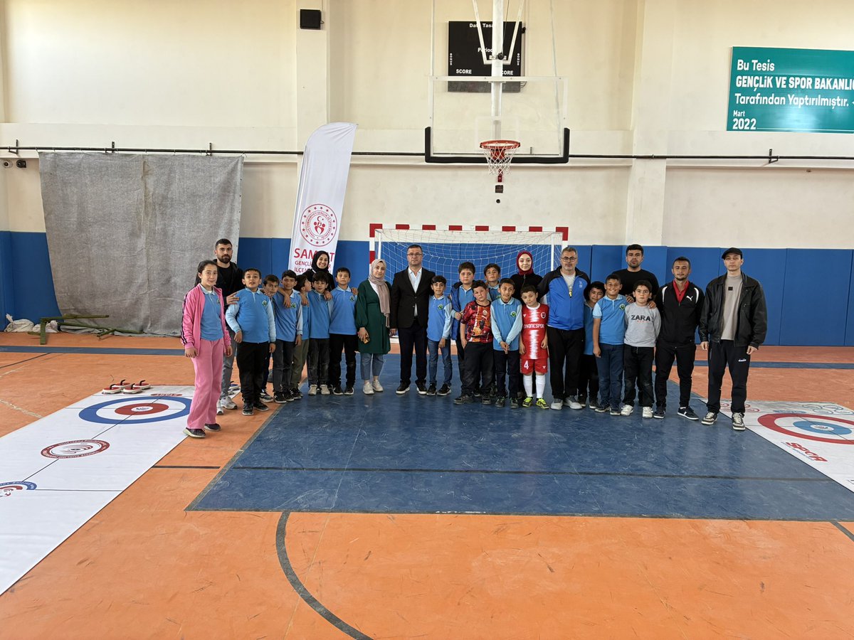 samsatgsim's tweet photo. SAMSAT’TA 23 NİSAN COŞKUSU PİSTTEN TAŞTI! 🥌🇹🇷

23 Nisan Ulusal Egemenlik ve Çocuk Bayramı’nı, Samsat’ta heyecan dolu bir Floor Curling Etkinliği ile geride bıraktık! https://t.co/XhH2IOyz05