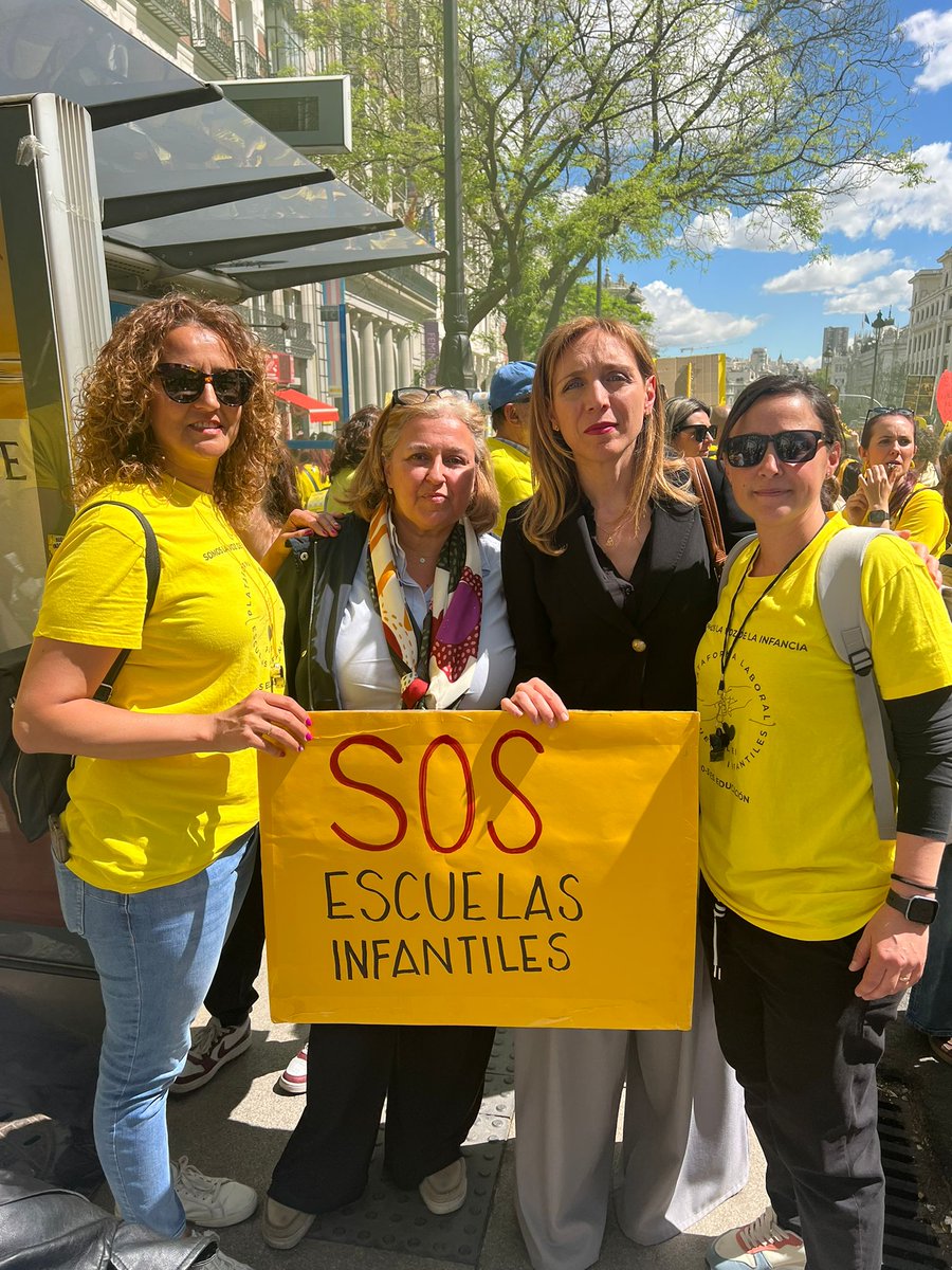 CandeTesta's tweet photo. Apoyo rotundo a las educadoras de Infantil que se mantienen en huelga indefinida con concentraciones como la celebrada esta mañana frente a la Consejería de Educación de la Comunidad de Madrid, para defender condiciones dignas y una enseñanza pública de calidad, que es también el futuro de nuestros hijos e hijas.