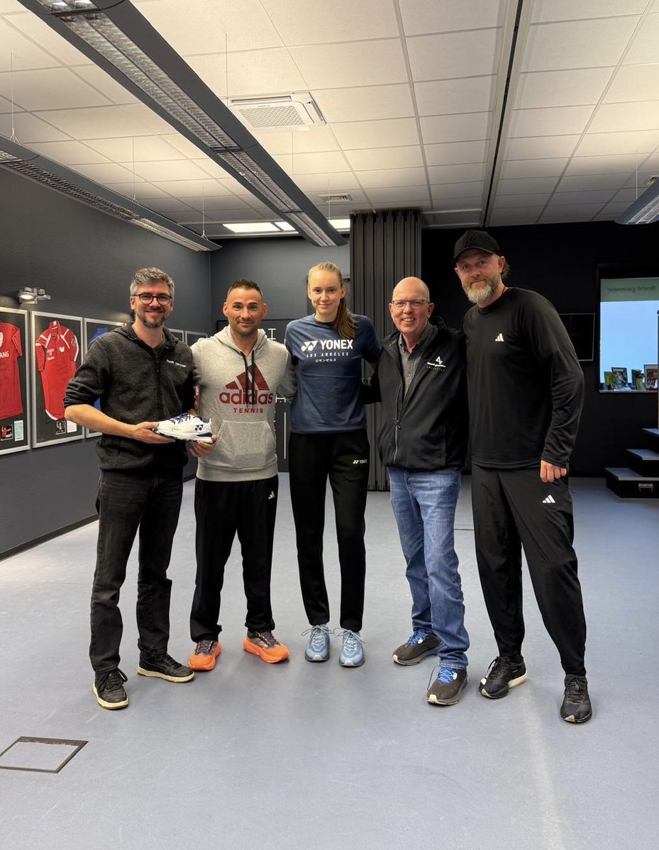 StefanDuell's tweet image. Team Rybakina 🤝 footpower Gießen 

#teamwork