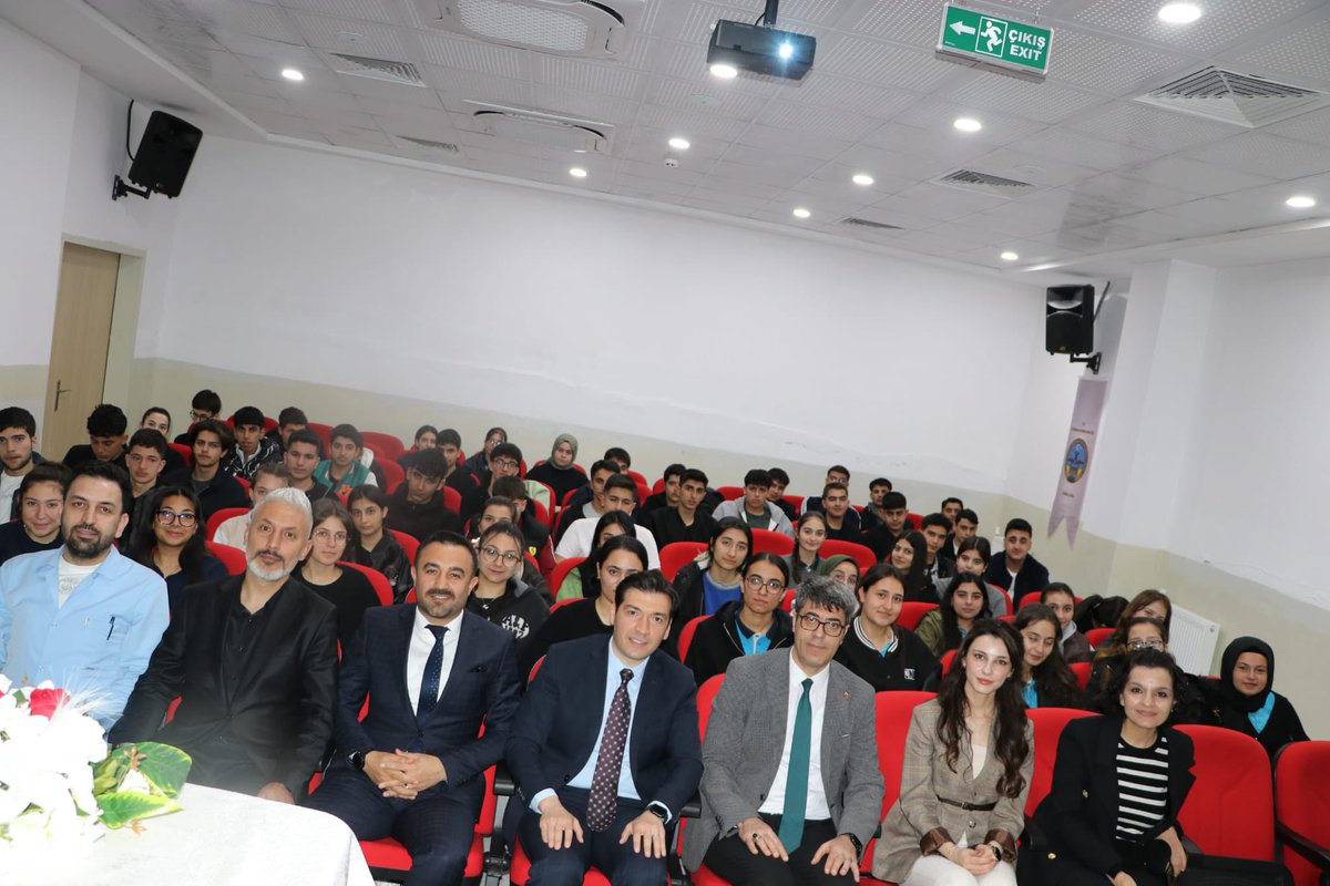 Kaymakamımız Furkan ATALIK; Kariyer Günleri kapsamında Keban Çok Programlı Anadolu Lisesi' nde öğrencilerimizle biraraya geldi. Kaymakamımız, mülki idare amirliği ve kaymakamlık mesleği hakkında öğrencilerimize bilgiler vererek, mesleki tecrübelerini aktardı. #Keban